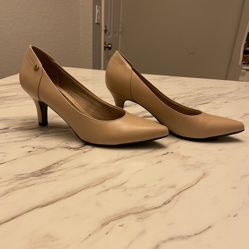 LifeStride Soft System Nude Color Heels Size 8.5